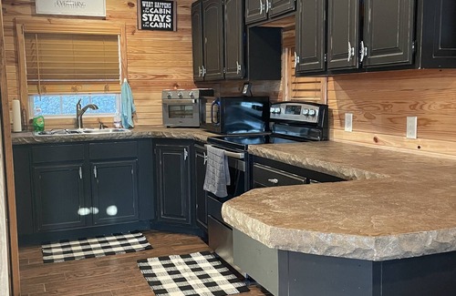 Fort Scott Cabin | Lakefront cabin tucked away in a private setting.