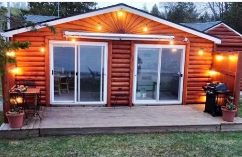 Houghton Lake Heights Cabin | Lakefront Cabin with Sandy Beach, Deck & Firepit!