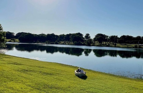Weston Cabin | Lakefront cabin with hot tub! Kayak | Fish | Hike | Camp