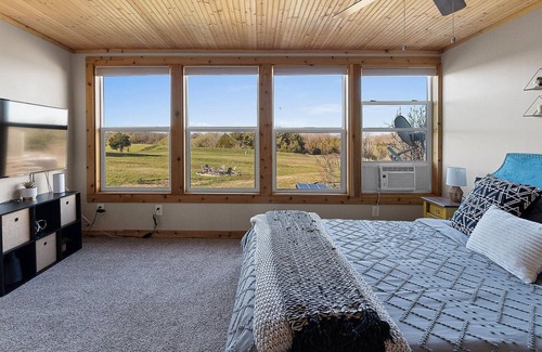 Weston Cabin | Lakefront cabin with hot tub! Kayak | Fish | Hike | Camp