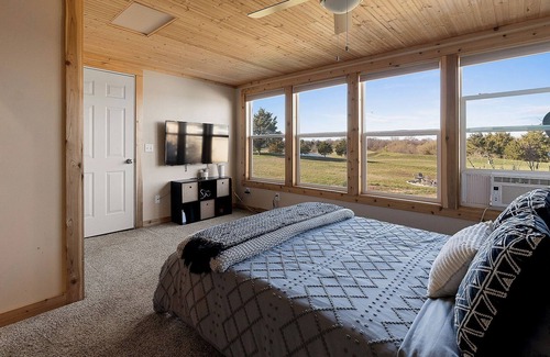 Weston Cabin | Lakefront cabin with hot tub! Kayak | Fish | Hike | Camp