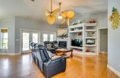 Mariner House | Lakefront Cape Coral Getaway with Furnished Lanai!