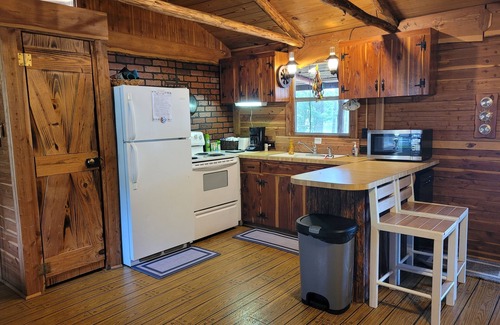 South Toledo Bend Cabin | Lakefront Cedar Cabin-South Toledo Bend-fishing pier,dock-covered parking-pets👌