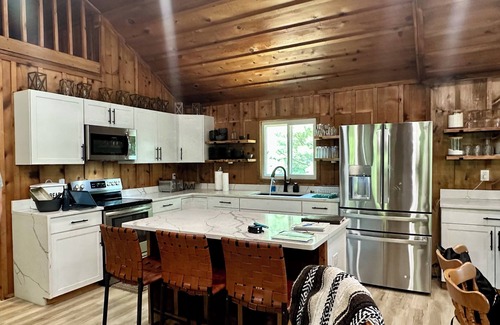 Northville House | LAKEFRONT! Charming Chic Home.nSleeps 15, Pet-friendly!