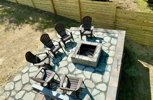 Northville House | LAKEFRONT! Charming Chic Home.nSleeps 15, Pet-friendly!