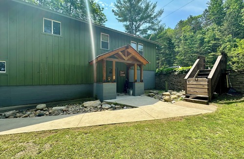 Northville House | LAKEFRONT! Charming Chic Home.nSleeps 15, Pet-friendly!