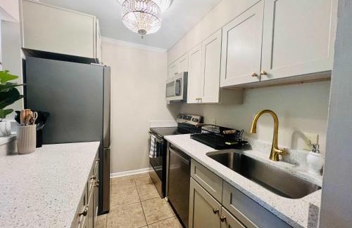 Auburn House | Lakefront Condo - King Bed Full Kitchen