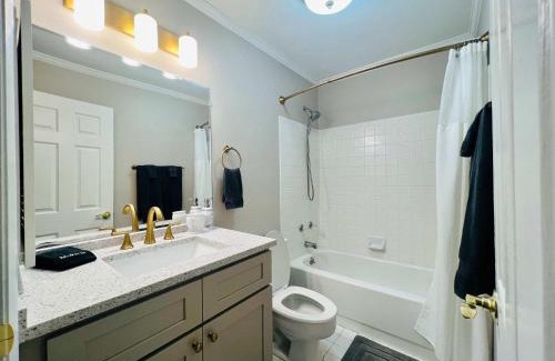 Auburn House | Lakefront Condo - King Bed Full Kitchen