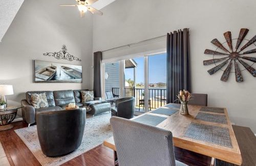 Walden on Lake Conroe Apartment | Lakefront Condo Retreat