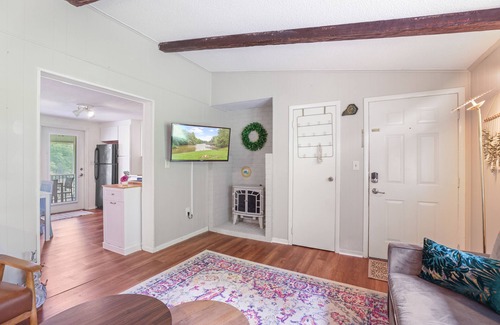 Goodview Condo | Lakefront Condo w/Boat Launch! 20 Min to Smith Mtn Lake State Park!
