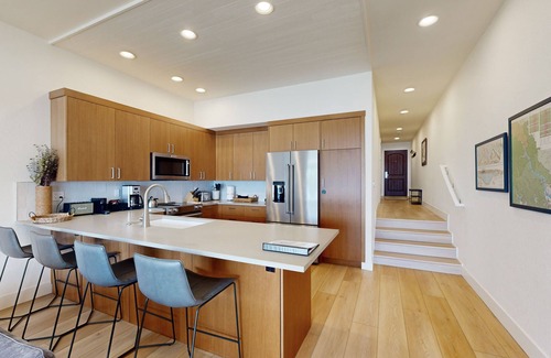 Chelan Condo | Lakefront Condo with Mountain Views, Free WiFi, and Shared Pool and Hot Tub