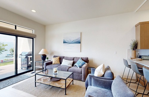 Chelan Condo | Lakefront Condo with Mountain Views, Free WiFi, and Shared Pool and Hot Tub