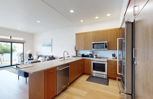 Chelan Condo | Lakefront Condo with Mountain Views, Free WiFi, and Shared Pool and Hot Tub