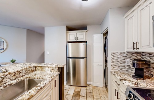 Cornelius Condo | Lakefront condo with on-site pool & private balcony