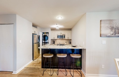 Cornelius Condo | Lakefront condo with on-site pool & private balcony