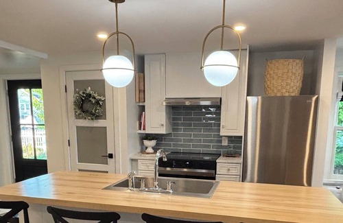 Jamestown House | LAKEFRONT Contemporary Cottage. Chautauqua Lake 3 bed 2 bath home sleeps 10!