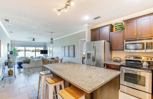 Eureka Apartment | Lakefront Corsicana Condo w/Pool Access!