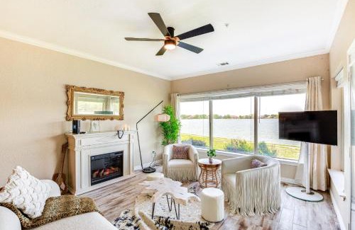 Eureka Apartment | Lakefront Corsicana Condo with Pool Access!