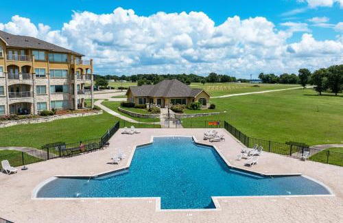 Eureka Apartment | Lakefront Corsicana Condo Pool and Private Balcony!