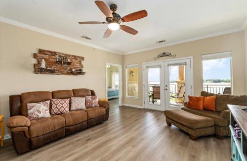 Eureka Apartment | Lakefront Corsicana Condo Pool and Private Balcony!