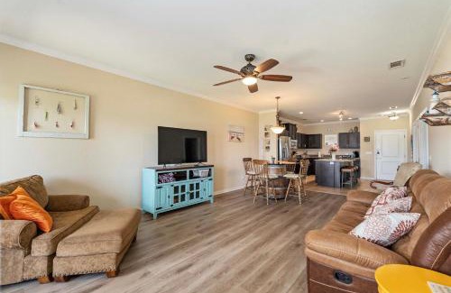 Eureka Apartment | Lakefront Corsicana Condo Pool and Private Balcony!