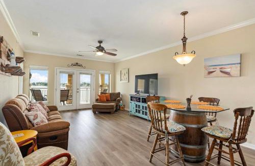 Eureka Apartment | Lakefront Corsicana Condo Pool and Private Balcony!