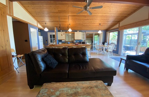 Hillside Beach Cottage | Lakefront cottage - two decks overlooking Lake Winnipeg