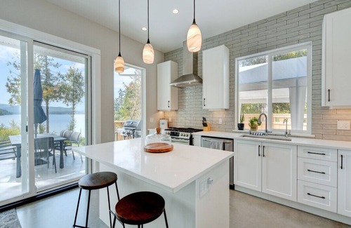 Shawnigan Lake House | Lakefront Cottage on Shawnigan Lake