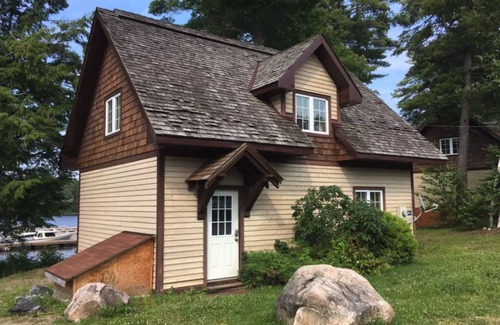 Gravenhurst Cottage | Lakefront Cottage Amazing View