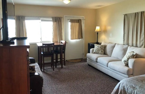 Cayuga House | Lakefront cottage at Lockview Marina