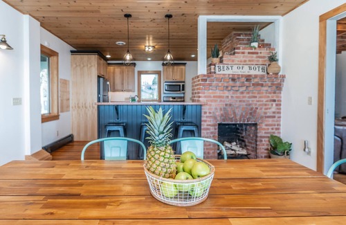 South Butler House | Lakefront Cottage - Best of Both