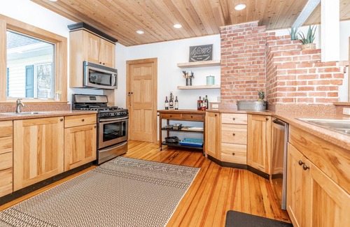 South Butler House | Lakefront Cottage - Best of Both