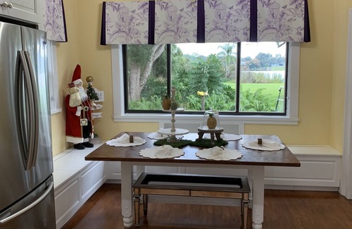 Sanford House | Lakefront cottage beautiful !
