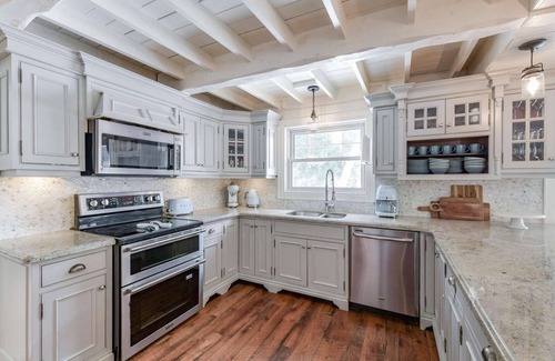 Muskoka Lakes Cottage | Lakefront Cottage with sandy beach on Lake Muskoka