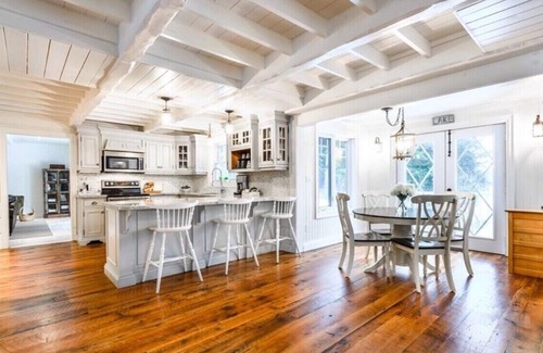 Muskoka Lakes Cottage | Lakefront Cottage with sandy beach on Lake Muskoka