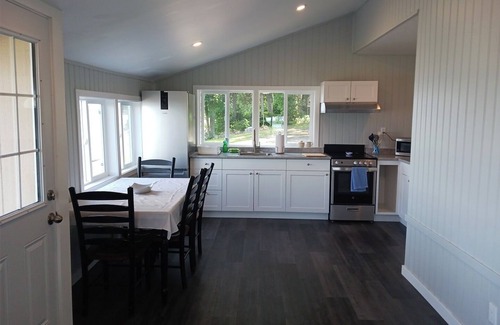 Wellington Cottage | LAKEFRONT COTTAGE #5 - PRINCE EDWARD COUNTY - LAKE CONSECON RESORT