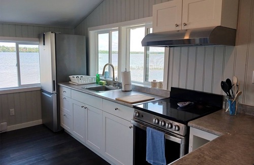 Wellington Cottage | LAKEFRONT COTTAGE #5 - PRINCE EDWARD COUNTY - LAKE CONSECON RESORT