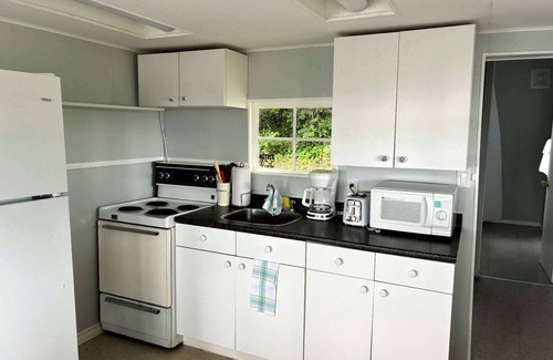 Wellington Cottage | LAKEFRONT COTTAGE#4 -Blue Cottage close to Sandbanks ,Winery and Wellington