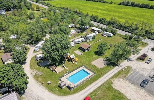 Wellington Cottage | LAKEFRONT COTTAGE#4 -Blue Cottage close to Sandbanks ,Winery and Wellington