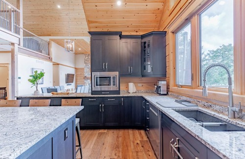 Bobcaygeon Cottage | Lakefront cottage golf area BBQ pool table