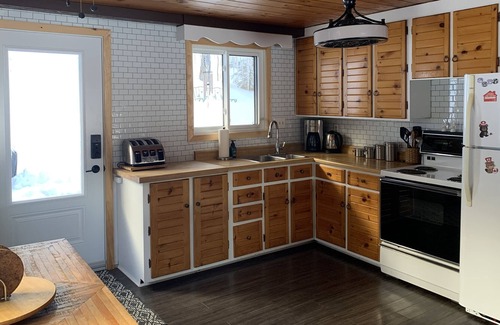 Ahmic Harbour Cottage | Lakefront cottage getaway. Dock by day, fire by night!
