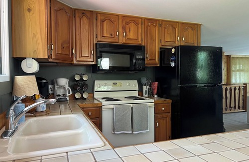Canadian Lakes Cottage | Lakefront Cottage Getaway with Hot Tub, Golf and Pool Access