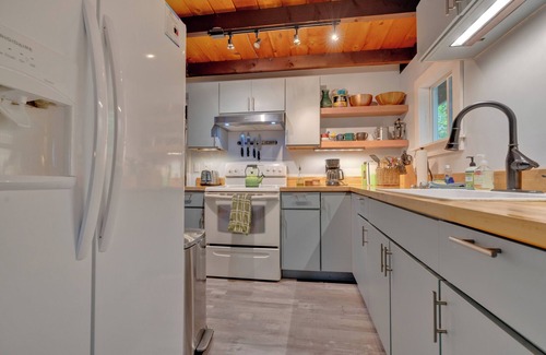 Lake Arrowhead House | Lakefront cottage | Indoor Pools | Kayaks