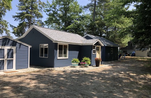 Honor Cottage | Lakefront cottage, kayaks, fire pit, AC, WiFi, deck, 140ft private frontage.