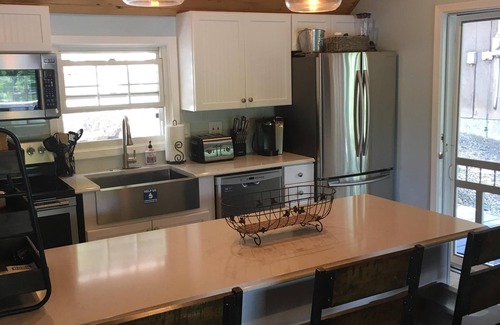 Greentown House | LAKEFRONT Cottage/Modern/Hot Tub/On Lake Wallenpaupack
