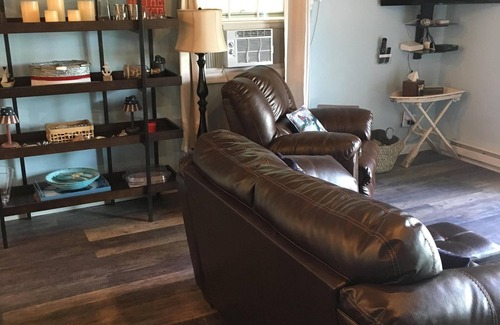 Greentown House | LAKEFRONT Cottage/Modern/Hot Tub/On Lake Wallenpaupack
