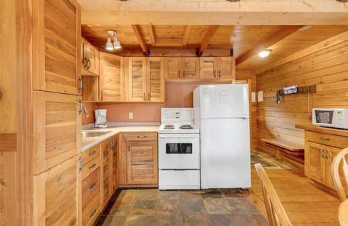 Idabel Lake Cottage | Lakefront Cottage near Big White and Kelowna