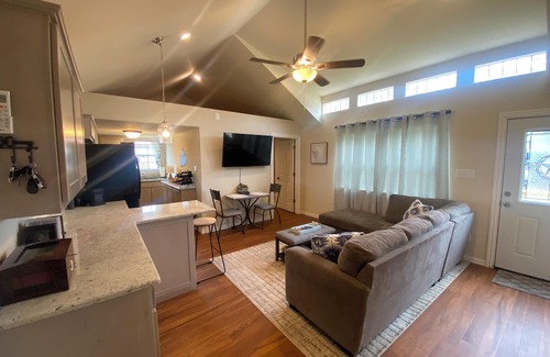 Dennis Cottage | Lakefront Cottage Oasis