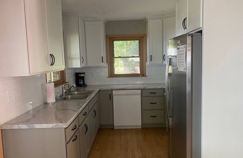 Oshkosh Cottage | Lakefront Cottage on Lake Winnebago-18 minutes from the EAA grounds