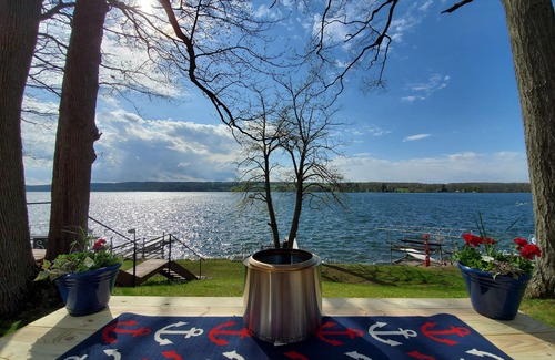 Hunt House | Lakefront cottage on Silver lake near Letchworth Park